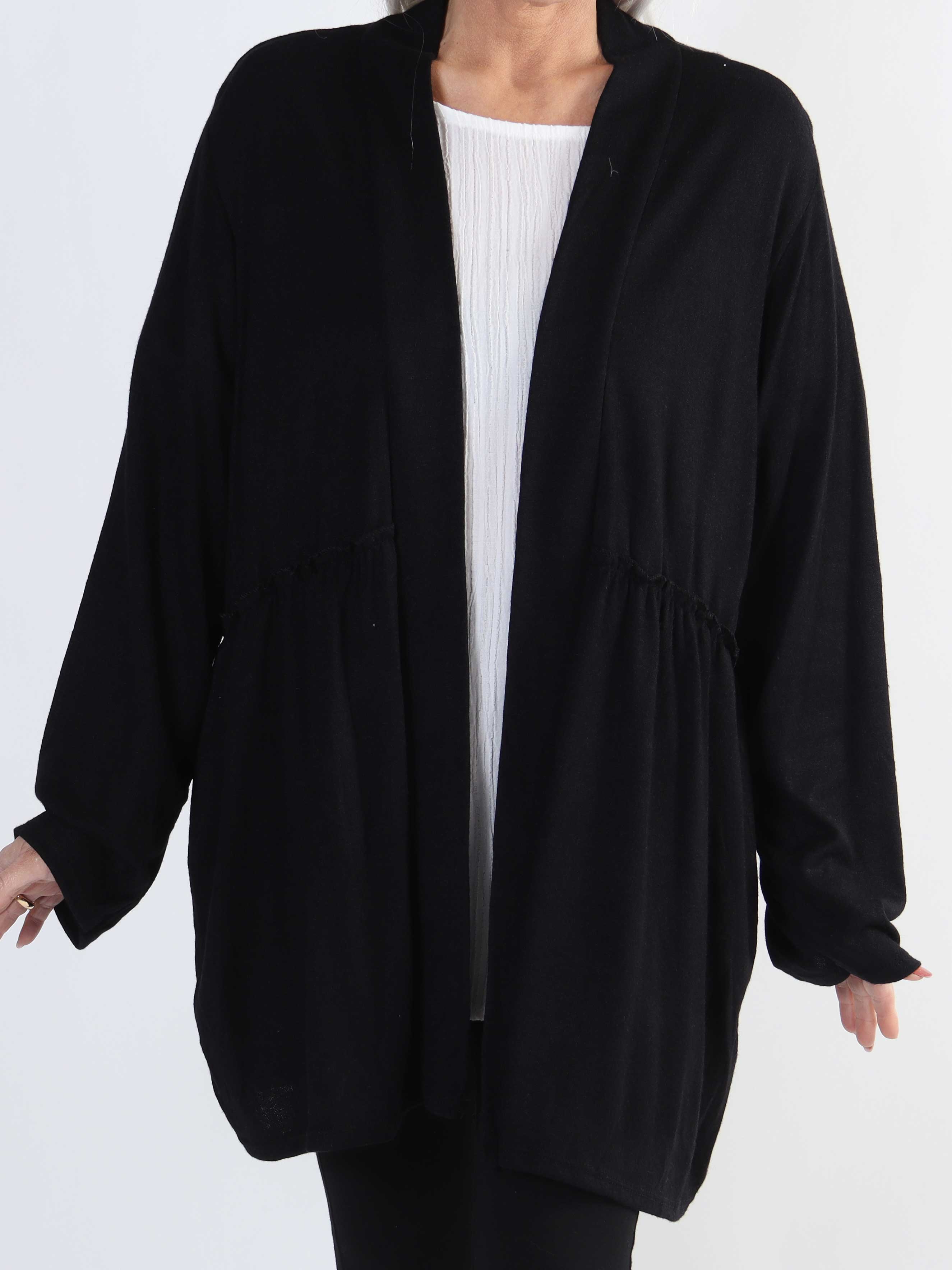 Lilja - Mjuk plus size-kofta med liten volangkant